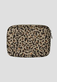 Funda acolchada para portátil en color beige con estampado de leopardo en negro y marrón, cuenta con cierre de cremallera y superficie texturizada con acolchado.