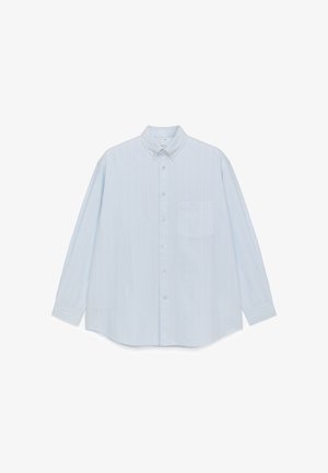 Jasnoniebieska koszula zapinana na guziki, wykonana z bawełny, z pionowymi białymi paskami, kieszenią na piersi oraz klasycznym kołnierzykiem. Długie rękawy.