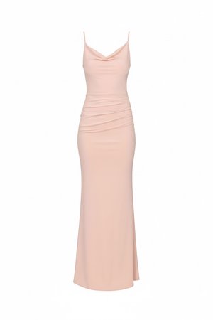 Vestido tipo slip sin mangas, largo hasta el suelo, de color rosa pálido con escote halter y detalle fruncido en la cintura.