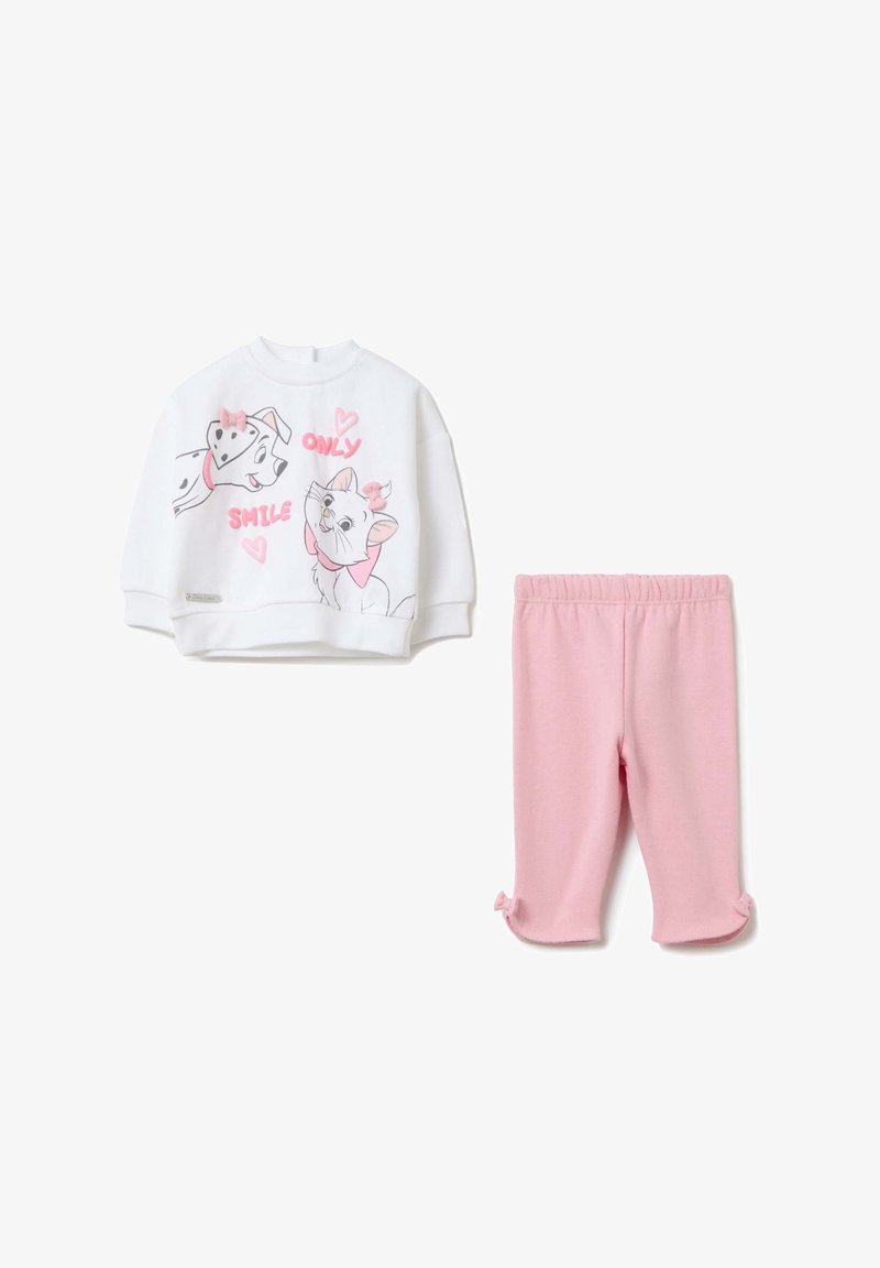 Sweatshirt blanc avec des motifs d'animaux colorés et du texte, assorti à un pantalon rose avec des accents volants à l'ourlet. Fabriqué en matériau doux.