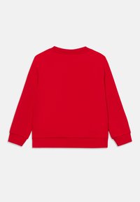 Sudadera de cuello redondo de manga larga en rojo liso, con puños y dobladillo acanalados, mostrada desde la parte posterior sobre un fondo blanco.