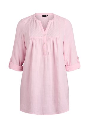 Blouse rose clair à manches longues avec empiècement brodé, patte de boutonnage et manches retroussées avec pattes boutonnées.