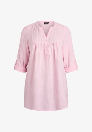 Šviesiai rožinė ilgomis rankovėmis palaidinė su siuvinėtu petnešėliu, sagų juostele ir suvyniotomis rankovėmis su sagomis.