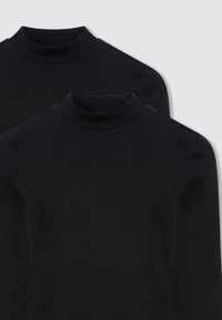 Dwa czarne golfy z prążkowanej tkaniny, z długimi rękawami, posiadające wysoki kołnierz i gładką strukturę. Idealne do noszenia na cebulkę lub na co dzień.