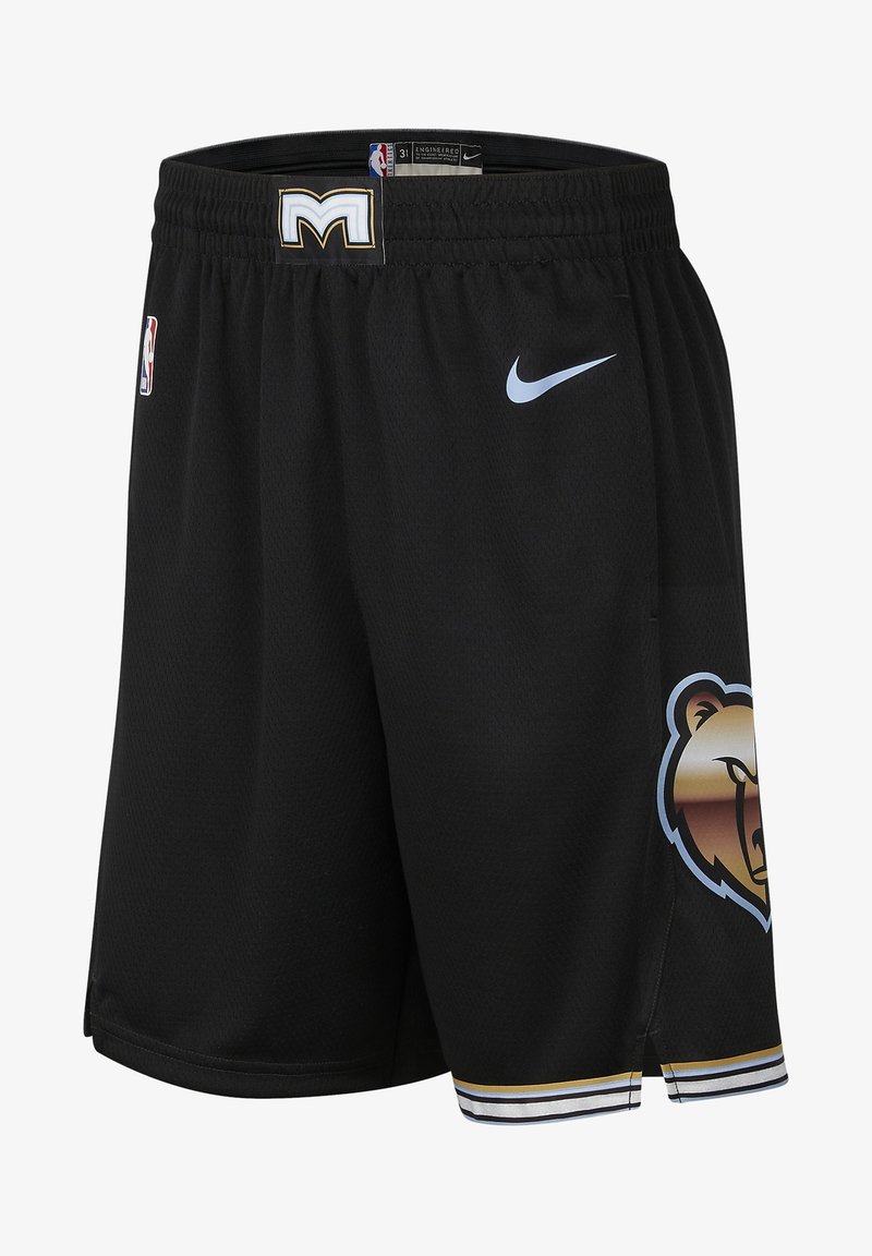 Shorts de sport noirs à texture tissée, avec un logo d'ours, le swoosh Nike, et une bande d'accent jaune et blanche à l'ourlet.