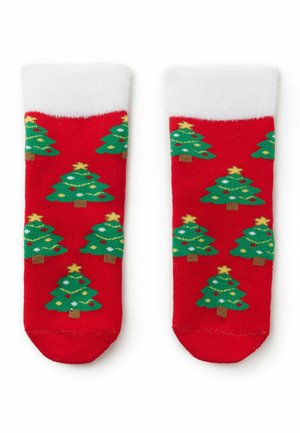 Röda strumpor med upprepade gröna julgranar, gula stjärnor och f�ärgglada dekorationer, samt en mjuk vit kant högst upp.