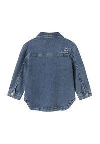 Jeansjacka i medelblå, har långa ärmar, en spetsig krage, knappmanchetter och broderad text på baksidan nära axlarna.