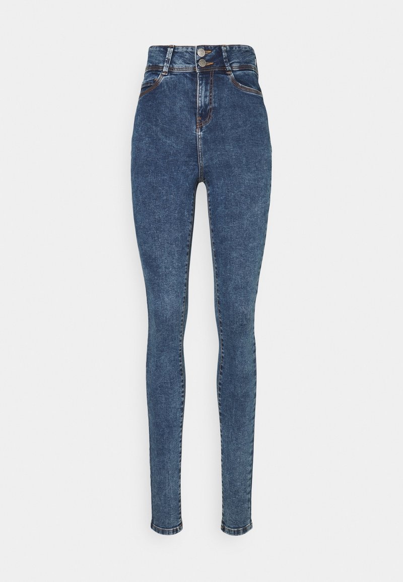 Vaqueros de mezclilla azul de tiro alto con una textura suave, dos bolsillos delanteros y un diseño clásico de cinco bolsillos con detalles cosidos.