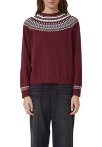 Bordowy sweter z okrągłym dekoltem, ozdobiony białym i czarnym wzorem dzianym przy kołnierzu i krawędziach rękawów.