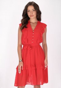 Rotes Kleid mit V-Ausschnitt, Rüschensäumen und geraffter Taille. Verfügt über eine geknöpfte Vorderseite und einen gestuften Saum. Hergestellt aus leichtem, strukturiertem Stoff.