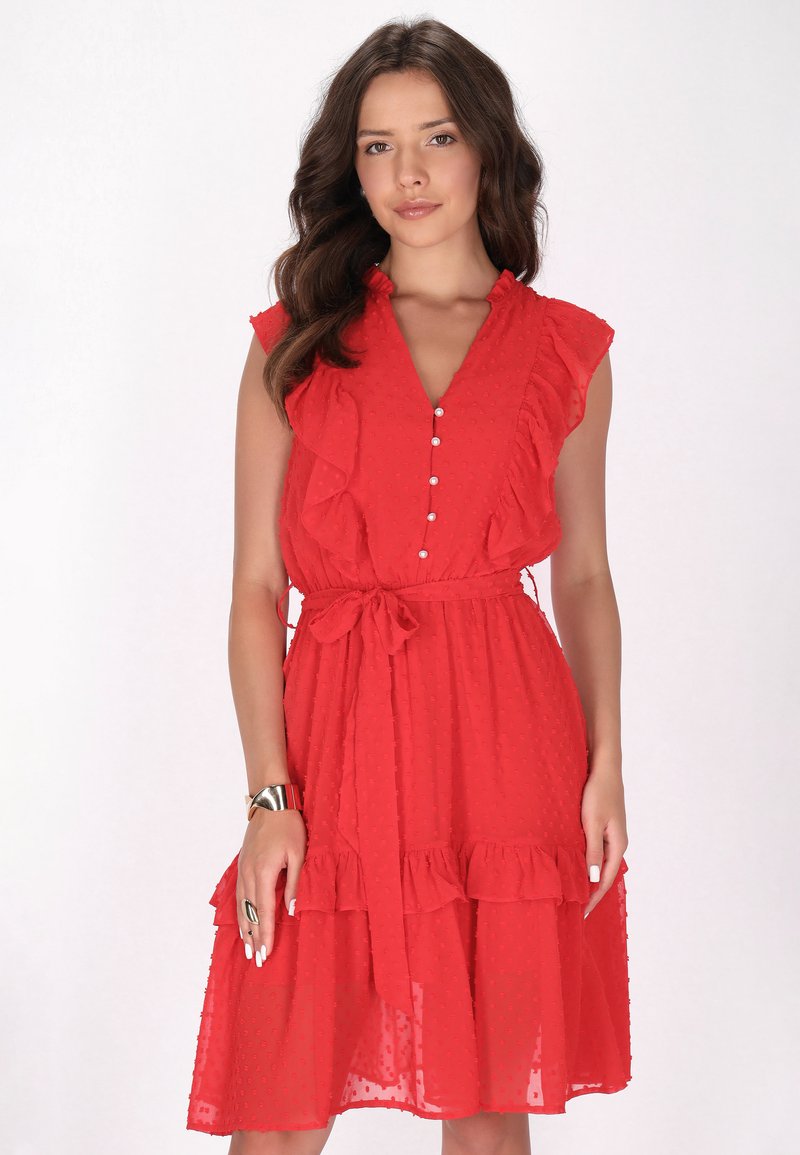 Rotes Kleid mit V-Ausschnitt, Rüschensäumen und geraffter Taille. Verfügt über eine geknöpfte Vorderseite und einen gestuften Saum. Hergestellt aus leichtem, strukturiertem Stoff.