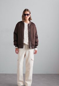 MUNTHE TAHLIS - Pulover - ivory