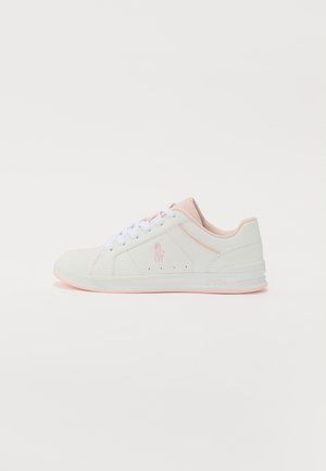 Bijela tenisica s ružičastim detaljima, glatka sintetička gornja strana, s vezanjem, bočne perforacije i logotip na vanjskoj strani.