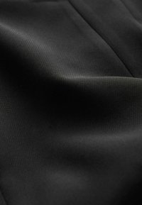 Next REGULAR FIT - Vabalt langev kleit - black