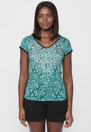 Top à manches courtes turquoise à motif floral avec décolleté en V, bord noir et motif texturé. Assorti à un short noir avec poches latérales.