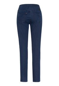 Jeans skinny bleu foncé avec une texture lisse, deux poches arrière et une ceinture. Présentent des coutures minimalistes et aucun élément en métal visible.