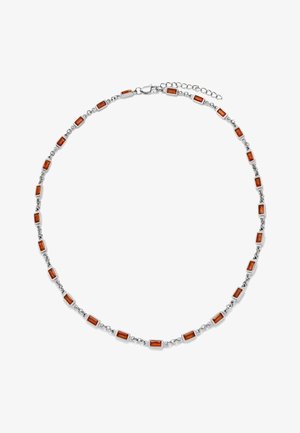 Silberne Gliederkette mit kleinen rechteckigen rot-orangefarbenen Edelsteinen, die gleichmäßig entlang der Glieder verteilt sind, und einem Karabinerverschluss.