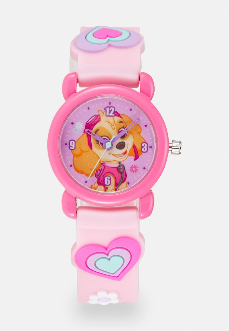 Relógio infantil rosa com mostrador redondo apresentando um cão de desenho animado, ponteiros das horas e minutos roxos, e uma bracelete de silicone decorada com corações.