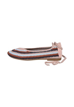 Zapato de ballet plano de crochet con patrones en zigzag rosa, azul, negro y marrón y cintas rosas para atar en el tobillo.