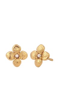 Goldene, blumenförmige Ohrstecker mit strukturierten Blütenblättern und einem zentralen weißen Perlendetail. Mit einem Stecker-Rücken für sicheren Halt.