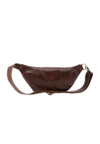 Marsupio in pelle marrone con una texture liscia, chiusura a zip e tracolla regolabile. Presenta una leggera lucentezza e dettagli di cucitura.