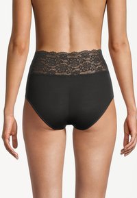 Perizoma nero a vita alta con fascia in pizzo floreale indossato da una donna, mostrato di spalle su uno sfondo bianco semplice.