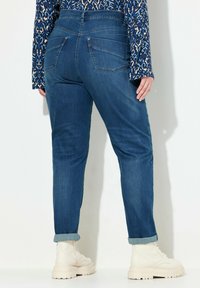 Ulla Popken RIVET DETAIL MOM - Vaqueros slim fit - blue denim