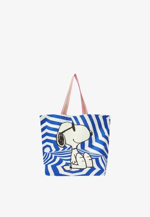 Canvas tas met blauw-witte geometrische strepen en Snoopy met een zonnebril, met roze en meerkleurige gestreepte handvatten.