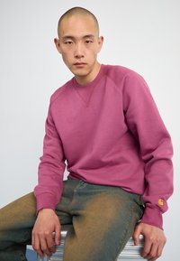 Carhartt WIP CHASE - Mikina - dusty fuchsia/gold