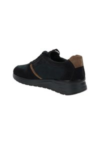 Zapatilla de ante negra con acentos marrones, suela acolchada y diseño de cordones. Presenta una forma elegante y una superficie texturizada.