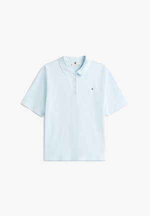 Polo à manches courtes bleu clair avec col, quatre boutons sur le devant et un petit logo sur la poitrine gauche.