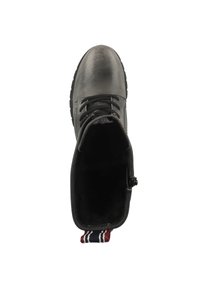 Bottine en cuir gris avec lacets noirs, bout rond, semelle en caoutchouc et détail de boucle de talon rayée. L'intérieur est sombre et plush.