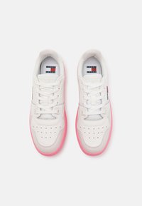 Tommy Jeans RETRO BASKET - Sportbačiai - ecru/pink alert