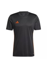 T-shirt de sport noir Adidas avec logo orange sur la poitrine et accents orange sur les côtés, manches courtes et col rond.