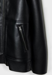 Chaqueta de cuero negro con un bolsillo con cremallera, textura suave y diseño estructurado con costuras visibles y un parche cuadrado.