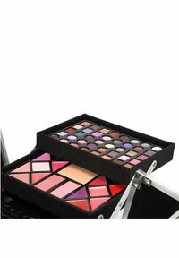 Makeuppalette med to bakker. Den øverste bakke indeholder forskellige øjenskyggefurer; den nederste bakke fremviser læbefarver i pink og røde nuancer med geometriske former.