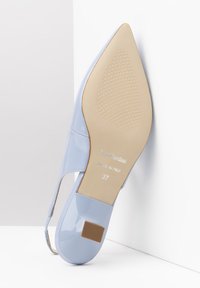 Chaussure slingback en cuir verni bleu clair avec un bout pointu, marquée de la taille 37, et une semelle beige texturée avec un accent carré.