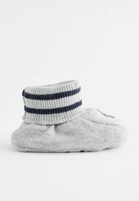 Harmaa vauvan sukka, jossa on ribbitty resori ja tummansiniset raidat. Pehmeä rakenne, pyöreä varvas ja kerätty muoto pohjassa.
