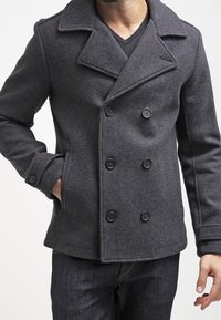 Abrigo peacoat de lana gris con diseño de doble botonadura, cuello con muesca y grandes botones negros. Cuenta con bolsillos laterales y tela texturizada.