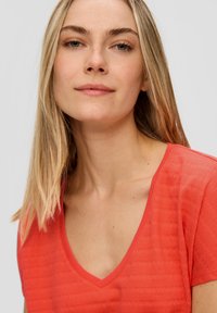 s.Oliver MIT ÜBERSCHNITTENEN SCHULTERN - T-Shirt basic - hellorange