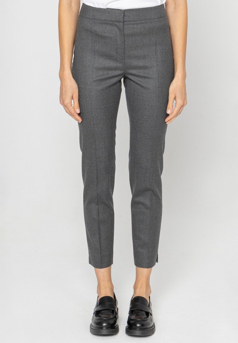 Szare spodni w eleganckim kroju, o slim fit, płaskim przodzie i subtelnej fakturze. Zawierają średnio wysoką talię i kieszenie boczne.