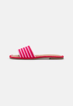 Flad slip-in sandal med rød og pink stribet vævet stofrem og rød kant på tan sål mod hvid baggrund.