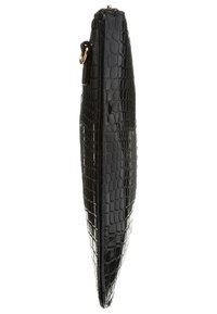 Clutch in finta pelle nera con texture coccodrillo, design slim e chiusura con zip. Caratterizzata da dettagli in metallo dorato.