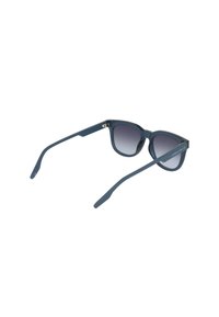 Niebieskie plastikowe okulary przeciwsłoneczne w kształcie prostokąta z gradientowymi szarymi soczewkami. Charakteryzują się cienkimi, prostymi zausznikami oraz logo na lewym zauszniku.