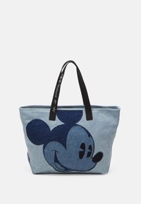 Denim tote-väska med en stor blå Mickey Mouse-design på ena sidan, svarta handtag med textdetaljer och rymligt öppet topp.