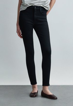 HIGH WAISTED LOOKER - Kitsa lõikega teksad - black denim
