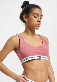 Tommy Hilfiger Formujúca podprsenka - english pink