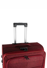 Maleta de tela roja con mango telescópico de aluminio, detalles de plástico negro, doble cremallera y superficie texturizada.