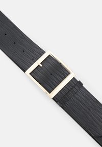 Cinto preto texturizado feito de material sintético, com fivela quadrada dourada e vários buracos de ajuste ao longo do seu comprimento.