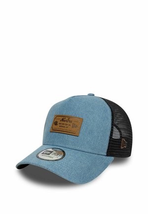 Hellblaue Denim-Baseballkappe mit schwarzem Netzrücken, braunem Lederpatch vorne und verstellbarem Riemen.